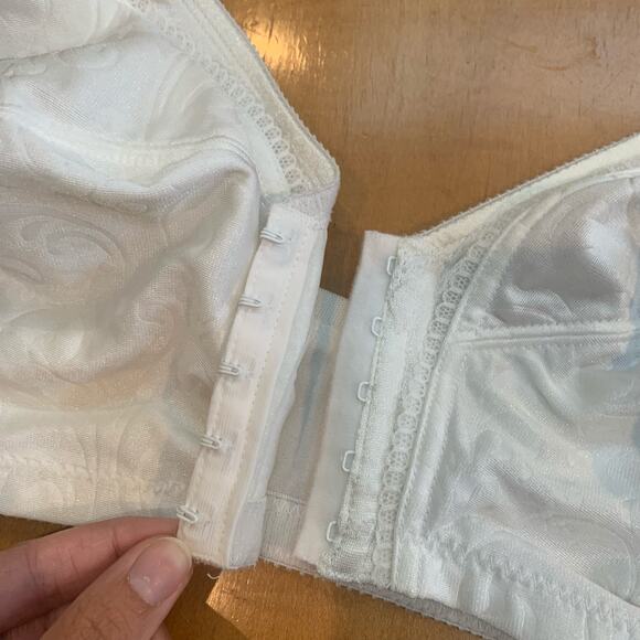 Simply Basic White Front Close Bra Size 40D No Wire Bra Style 5366 NWT - Picture 5 of 8